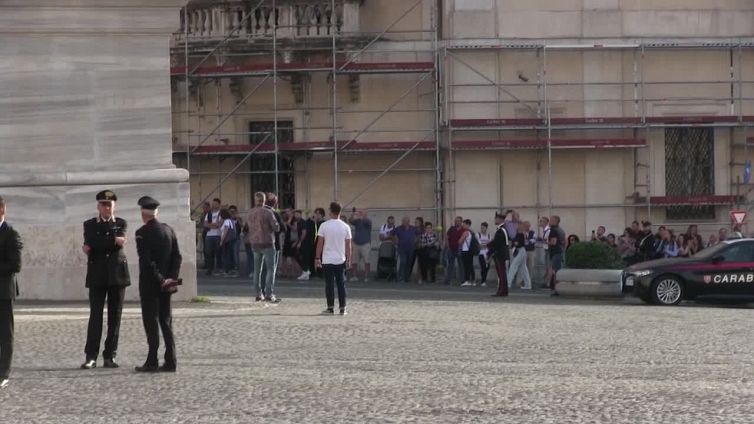 Governo, Meloni al Quirinale per l'incarico. La gente urla: "Daje Giorgia"