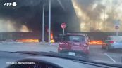 Messico, enorme incendio avvolge ferrovia e case: treno sfreccia su binari infiammati
