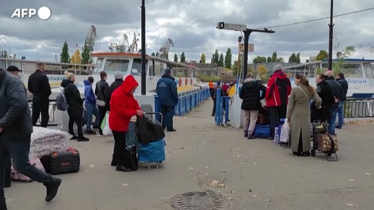 Ucraina, gli abitanti di Kherson lasciano la citta' in traghetto
