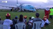 Filippine, aereo con 173 persone a bordo finisce fuori pista: solo feriti lievi