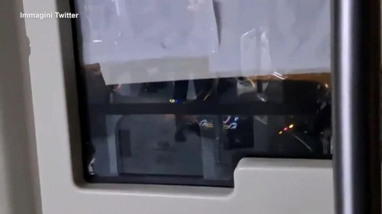 Roma, autista guarda un film mentre guida l'autobus