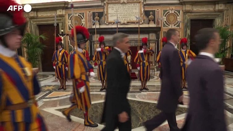 Macron ricevuto da Papa Francesco in Vaticano, colloquio di un'ora