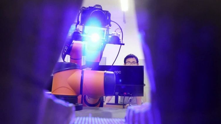 Cina, i giovani al lavoro nella protezione digitale dei reperti culturali