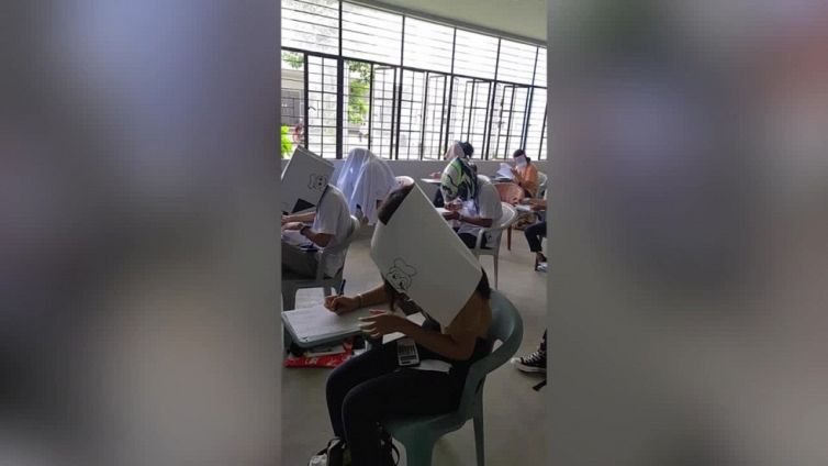 Cappelli per non copiare: l'assurda trovata del prof