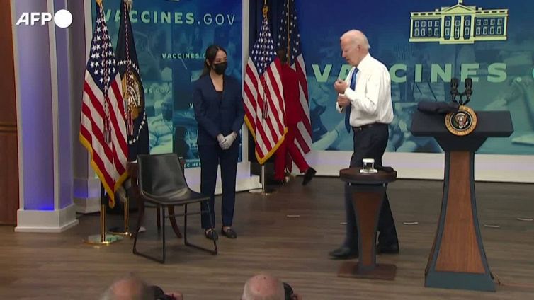 Covid, Biden si fa il booster aggiornato e invita a vaccinarsi