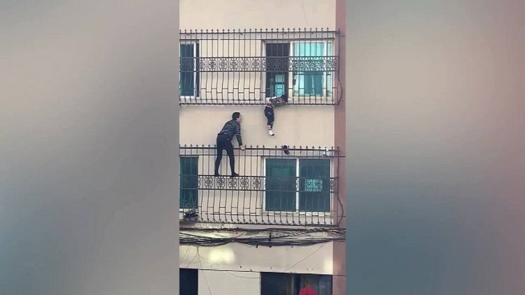 Scala tre piani per soccorrere il bambino: il salvataggio è da applausi