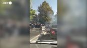 Iran, manifestanti bloccano il traffico in una strada di Teheran