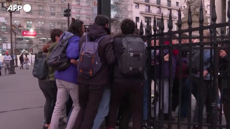 Clima, protesta ambientalista al Palais Brongniart di Parigi