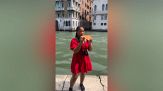 Mangia la pizza quando accade l'incredibile
