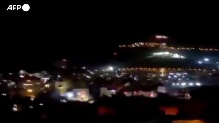 Iran, Mahsa Amini: cori e spari nella notte a Sanandaj
