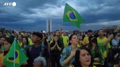 Brasile, i sostenitori di Bolsonaro cantano e pregano per la sua rielezione
