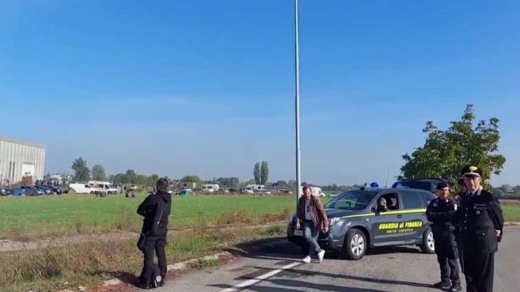 In migliaia a un rave party a Modena