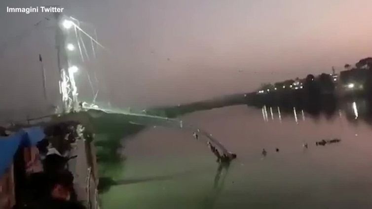 India, crolla un ponte nel Gujarat: almeno 60 i morti