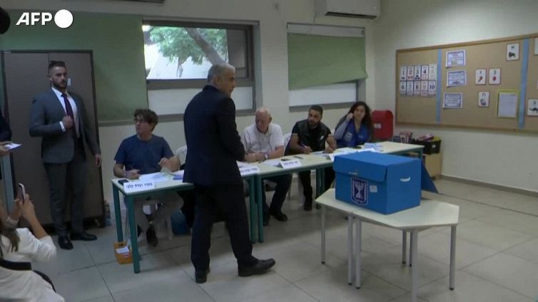 Elezioni in Israele, il voto degli sfidanti Lapid e Netanyahu
