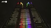 Tokyo, la sede del Governo metropolitano s'illumina con i colori arcobaleno