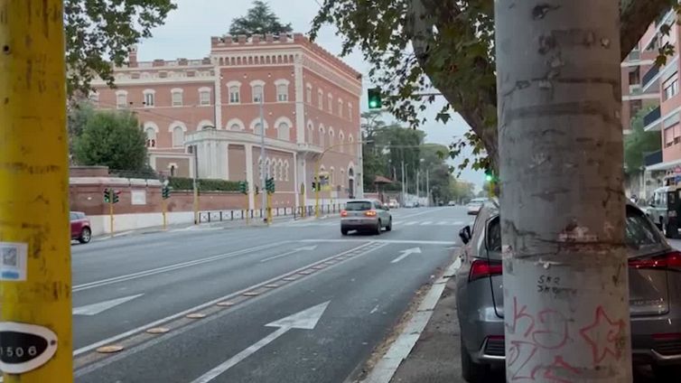 Roma, poster per le donne iraniane esposto davanti all'ambasciata di Teheran
