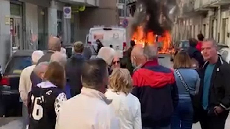 Assalto a un portavalori nel centro di Barletta: auto in fiamme