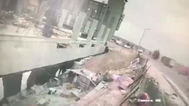 Camion travolge cantiere: operai salvi per miracolo