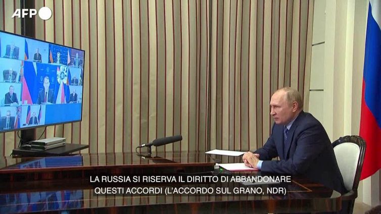 Putin: "Lasceremo l'accordo sul grano in caso di violazioni da parte di Kiev"