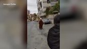 In Iran giovani dimostranti tolgono il turbante ai religiosi