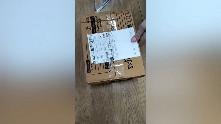 Compra un paio di scarpe online: quello che trova dentro è agghiacciante
