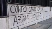 Scritte anarchiche e vernice rossa sulla facciata del Palazzo di Giustizia a Genova