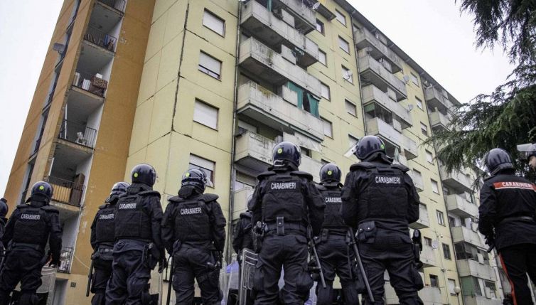 Milano, maxisgombero in Via Bolla: abusivi lasciano la palazzina