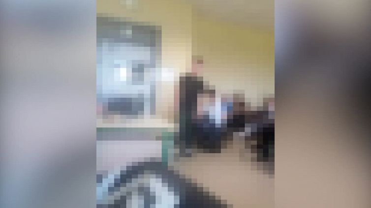 Prof colpisce con un pugno un alunno che lo derideva