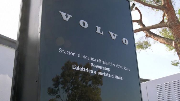 Auto elettriche, Volvo inaugura a Bari colonna ricarica ultrafast