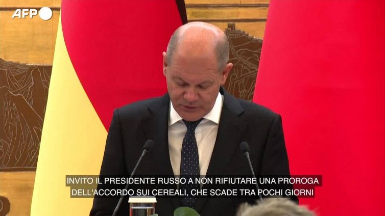 Ucraina, Scholz invita Putin a estendere l'accordo sul grano