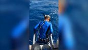 Sub sta per immergersi: arriva il morso dello squalo