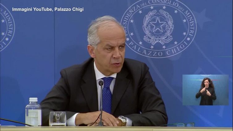 Migranti, Piantedosi: "Primo provvedimento per la nave ong Humanity 1, resti in rada"