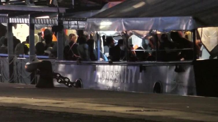 La Humanity 1 a Catania, sbarcati in 155 su 179