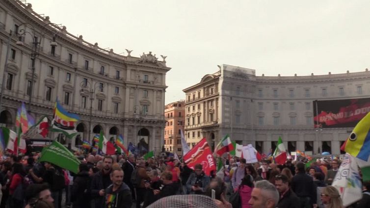 In centomila sfilano per la pace, "cessate fuoco subito"