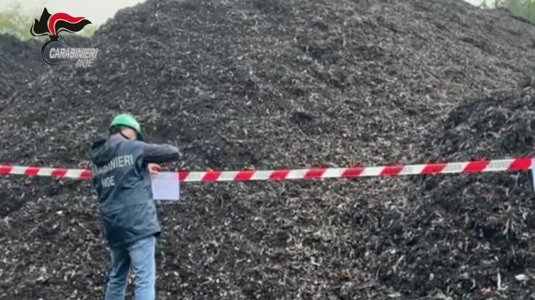 Plastica e alluminio nel compost, blitz Noe in un sito del Comasco