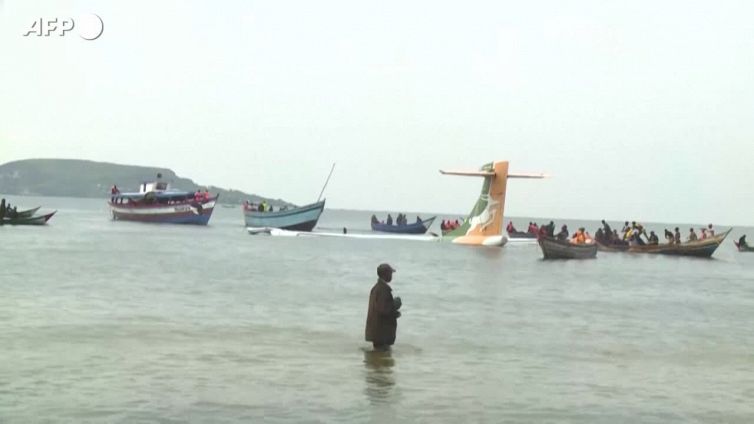 Aereo precipitato in Tanzania, almeno 19 le vittime