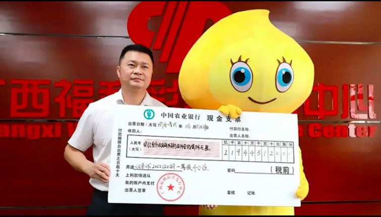 Vince 30 milioni alla lotteria: l’incredibile decisione