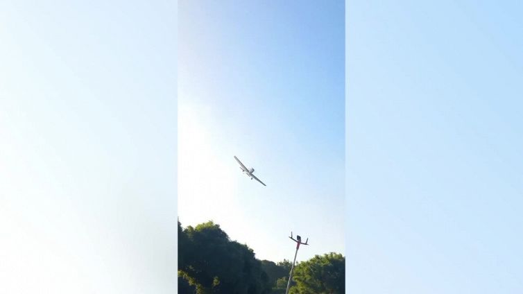 Aereo si schianta su antenna: panico e feriti