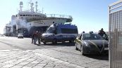 Geo Barents, migranti urlano "help" e mostrano cartelli con cui chiedono aiuto