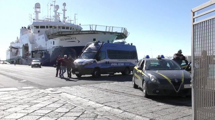 Geo Barents, migranti urlano "help" e mostrano cartelli con cui chiedono aiuto