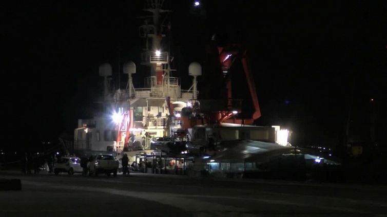 Catania, migranti scesi dall'Humanity 1: gli applausi degli attivisti