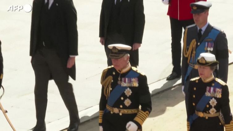 Uova contro Carlo, "monarchia complice dello schiavismo"