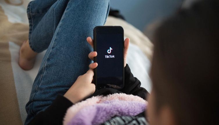 Attenzione a questi trucchi suggeriti su TikTok: fanno malissimo alla salute