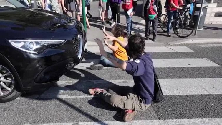 Roma, nuovo blitz di Ultima Generazione: bloccato il traffico al Colosseo