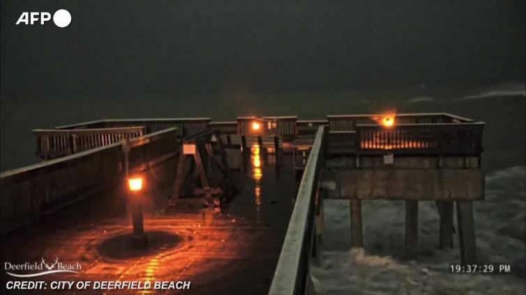 Usa, pontile flagellato dalle onde mentre l'uragano Nicole tocca terra in Florida