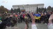 Ucraina, ritirata delle truppe russe da Kherson: festeggiamenti in piazza