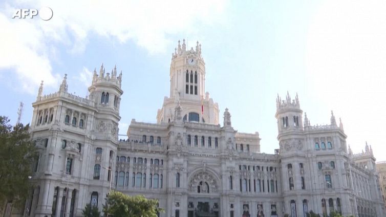 Manifestanti in piazza a Madrid in difesa del sistema sanitario