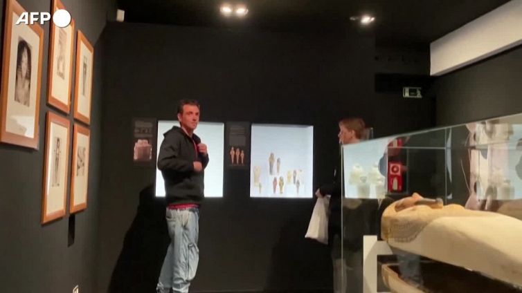 Cop27, blitz ambientalista al museo Egizio di Barcellona