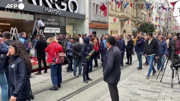 Turchia, deposti dei fiori in memoria delle vittime dell'attentato di Istanbul