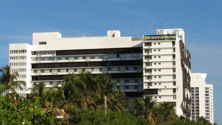 La demolizione dell'albergo è spettacolare